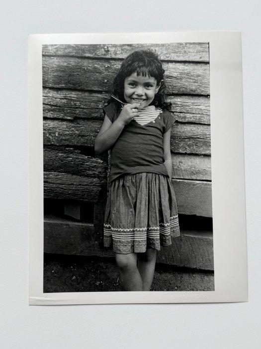 Alberto Korda (1928–2001) - Niña sonriente en una granja de, Antiek en Kunst, Kunst | Designobjecten