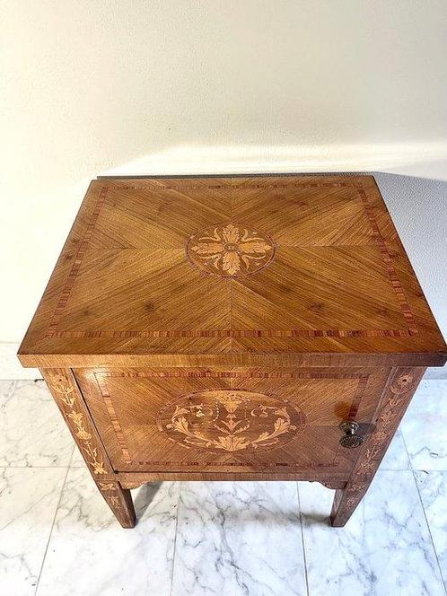 Nachtkastje - Hout - Italiaanse houtbewerker, Antiek en Kunst, Antiek | Overige Antiek