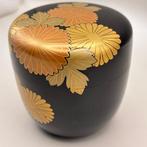 Boîte à thé en chrysanthème Maki-e doré sur laque noire -
