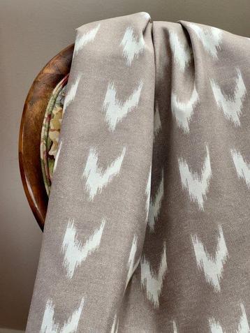 Double largeur. Imprimé ikat ethnique exclusif pour la
