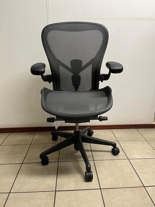 Herman Miller Aeron Remastered Inclusief Posturefit SL, Huis en Inrichting, Bureaustoelen, Bureaustoel, Zwart, Zo goed als nieuw