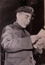 Mao’s China – Iconische propagandaportretten in zwart-wi, Verzamelen, Verzenden, Foto of Poster