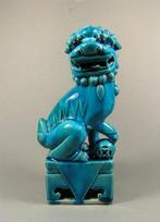 A large blue glazed sculpture of a male Buddhist lion seated, Antiek en Kunst