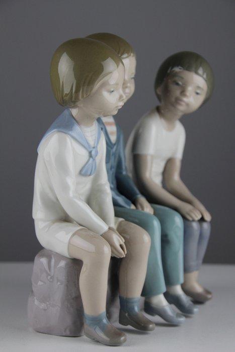 Lladró - Beeldje - Three Boys Sitting - #01004980 -, Antiek en Kunst, Antiek | Glaswerk en Kristal