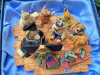 Colour Box - Beeld, De schoolklas met 6 teddybeer leerlingen
