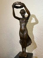 Pitta Luga - Beeld, Vrouw met lauwerkrans - 33.5 cm - Brons,, Antiek en Kunst