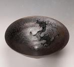 Japans Tenmoku-theeschaal — een vluchtende draak danst in