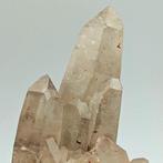 rood rookkwarts roze, bijzondere kleur Kristallen op matrix