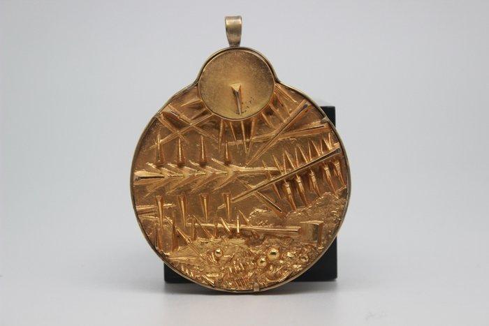 Other brand - Medaille hanger - Arnaldo Pomodoro Metaal, Handtassen en Accessoires, Antieke sieraden
