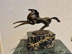 Beeldje - Modern bronzen beeld van een steigerend paard op