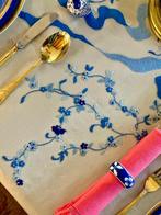 Handgebordelde mantel op natuurlijke organza. - Tafelkleed -