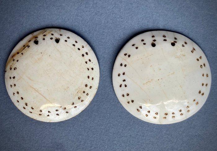 Twee paar oorbellen Nata gemaakt van schelp, Nagaland,, Antiek en Kunst, Kunst | Niet-Westerse kunst
