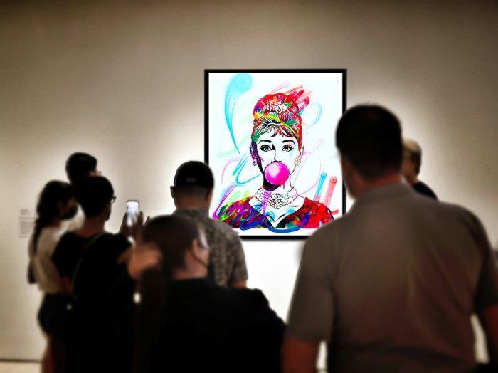Utopia - Audrey Hepburn with Bubble Gum, Antiek en Kunst, Kunst | Designobjecten