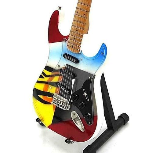 Miniatuur Fender Stratocaster gitaar met gratis standaard, Verzamelen, Film en Tv, Beeldje, Replica of Model, Nieuw, Verzenden