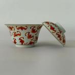 Een Chinees ijzerrood dekselkopje met het motief ‘Hundred