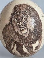 Ekskluzywna grawerowana wydmuszka strusia: realistyczna,