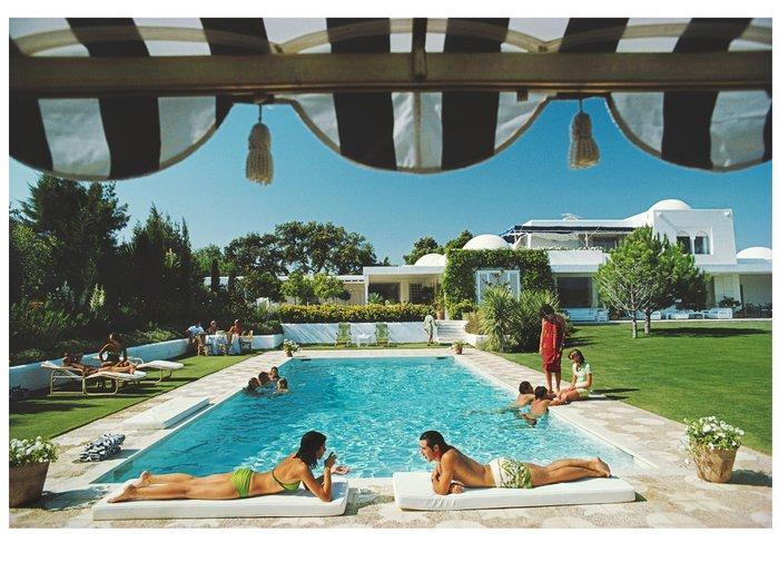 Slim Aarons (1916–2006) - Pool In Sotogrande, Antiek en Kunst, Kunst | Designobjecten