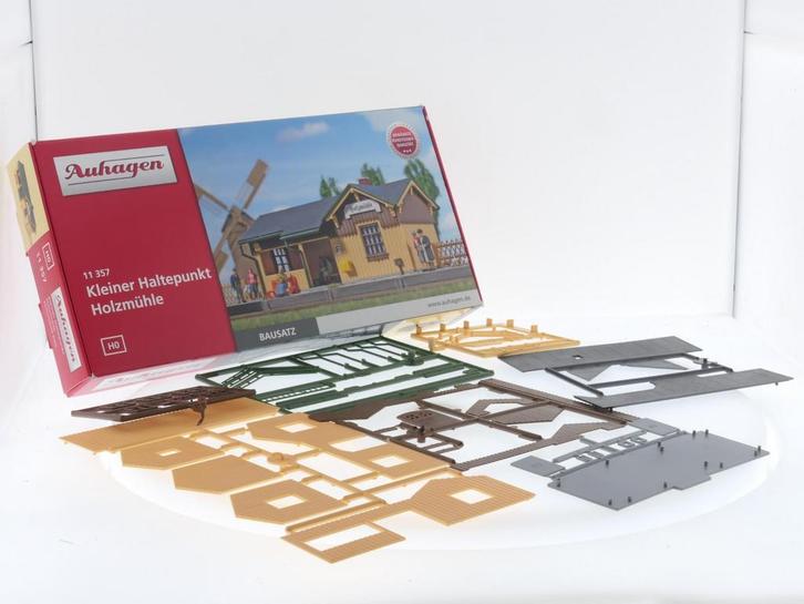 Schaal H0 Auhagen 11357 Kleine Stationsgebouw Holzmühle B.., Hobby en Vrije tijd, Modeltreinen | H0, Brug, Tunnel of Gebouw, Gebruikt