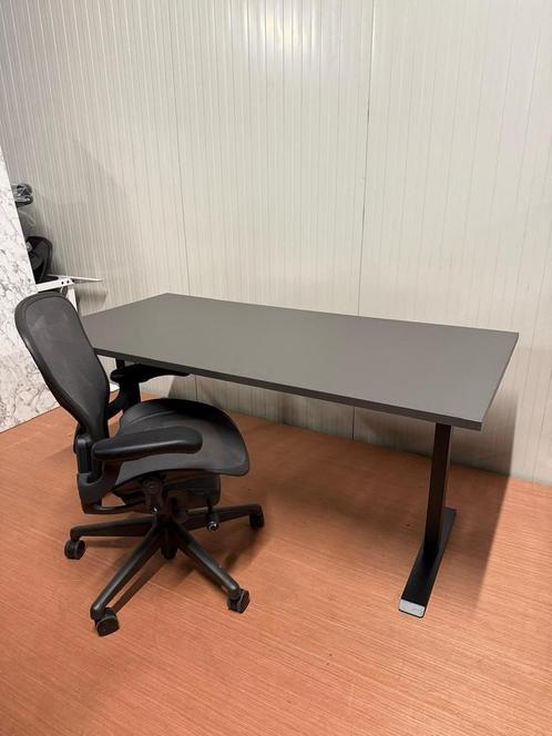 Nieuwe Zit Sta Bureaus in Herman Miller Antraciet - Zwart, Huis en Inrichting, Bureaus, Stabureau, Nieuw, Elektrisch, In hoogte verstelbaar