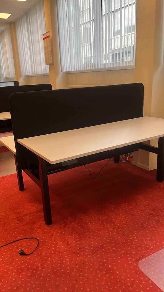 Duo Werkplek Inclusief tussenwand - Elektrisch Verstelbaar, Huis en Inrichting, Bureaus, Stabureau, Nieuw, Elektrisch, In hoogte verstelbaar