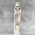 Snijwerk, -NO RESERVE PRICE - A grim reaper carving from a