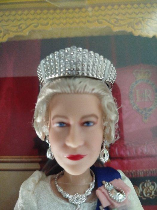 Mattel - Barbiepop Barbie Queen Elizabeth 2 platinum jubilée, Antiek en Kunst, Antiek | Speelgoed
