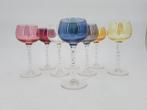Série de 8 verres colorés vintage Italie à pieds torsadés