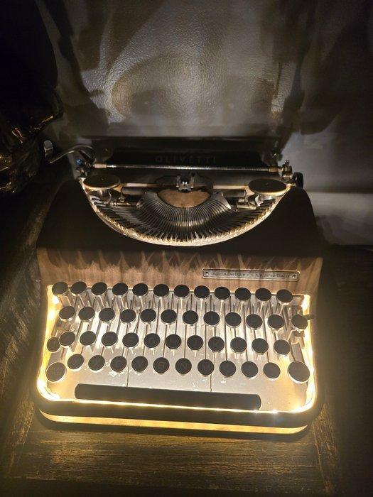 Industriële vintage lamp gemaakt van een Olivetti MP1, Antiek en Kunst, Kunst | Designobjecten