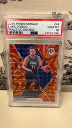 2019 Panini Mosaic Luka Doncic #44 Reactive Orange PSA 10, Hobby en Vrije tijd, Verzamelkaartspellen | Overige, Nieuw