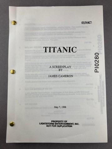 Titanic (1997) - Leonardo DiCaprio and Kate Winslet -