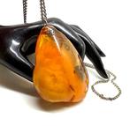 Grote antieke natuurlijke Baltische Hars hanger amulet, Antiek en Kunst