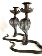 Twee Bronzen kandelaars in de vorm van Cobras - Chandelier, Antiek en Kunst