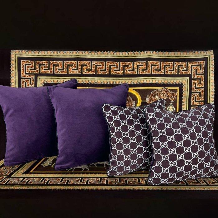 Gucci Nieuwe set van vier - Kussen, Antiek en Kunst, Antiek | Tapijten, Tafelkleden en Textiel
