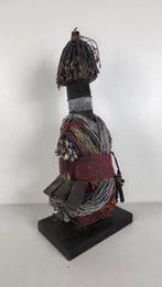 Houten pop en kralen - Namji - Kameroen (Zonder