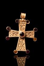 Byzantijns Gouden kruishanger met granaatstenen