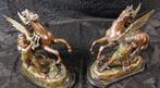 Beeld, Twee klassieke helden met gevleugelde paarden - 39 cm, Antiquités & Art, Antiquités | Céramique & Poterie