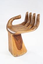 Stoel - Teak - Teakhouten stoel in de vorm van een hand.