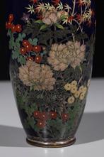 Vase - Émail, Un vase en cloisonné élégant décoré d’un, Antiek en Kunst