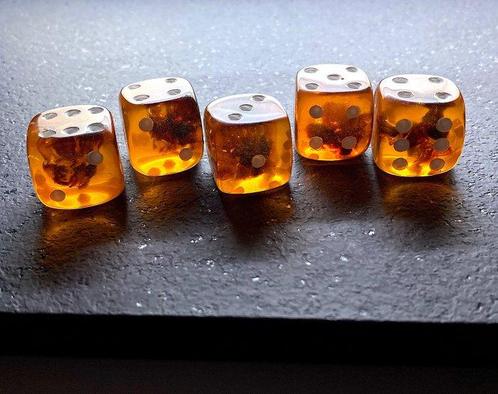 Decoratieve dobbelstenen met Baltisch amber - Barnsteen -, Verzamelen, Dierenverzamelingen
