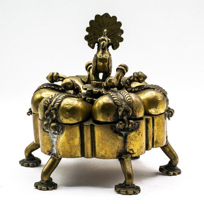 Kum kum container met pauw - Messing - India - Begin 20e, Antiquités & Art, Art | Art non-occidental