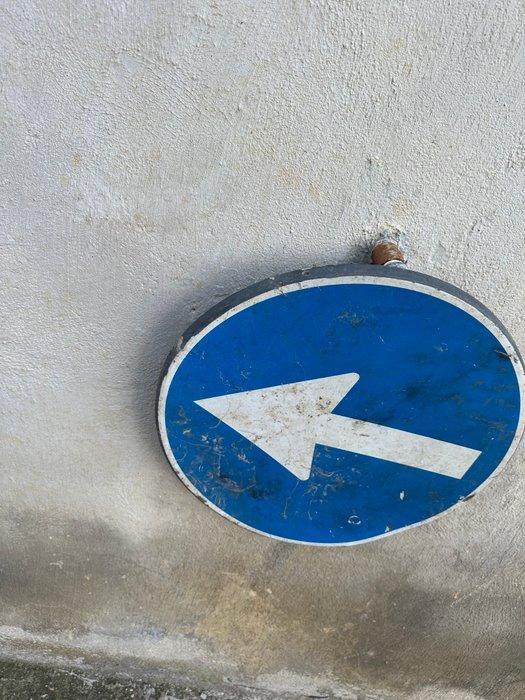 Verplichte richting: rechtsaf - Verkeersbord - Aluminium,, Antiquités & Art, Antiquités | Assiettes décoratives & Carrelages