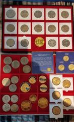 Nederland. Lote de 43 monedas conmemorativas de diferentes, Postzegels en Munten