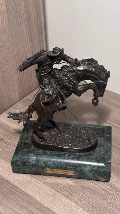 After Frederic Remington (1861–1909) - sculptuur, Bronco, Antiquités & Art, Antiquités | Céramique & Poterie