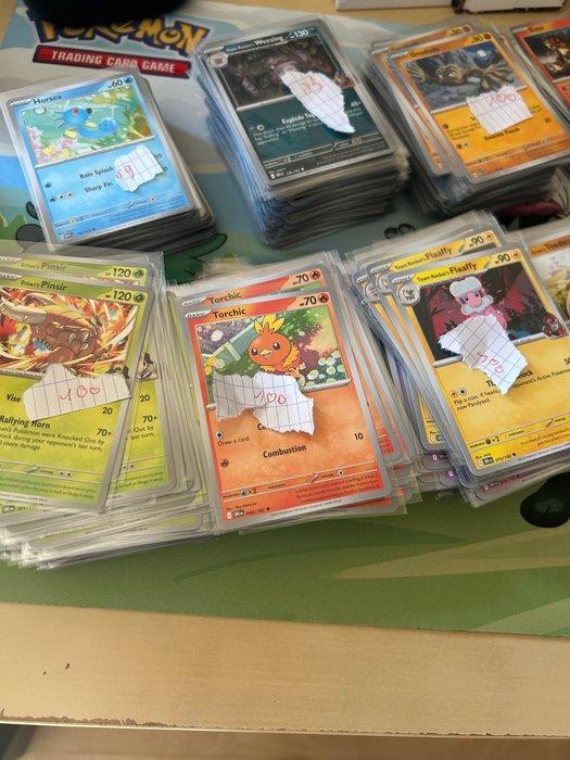 Pokémon - 1900 Bulk kaarten - Scarlet & Violet, Hobby en Vrije tijd, Verzamelkaartspellen | Pokémon