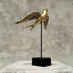sculptuur, NO RESERVE PRICE - Swallow On Stand Fly Up - 23