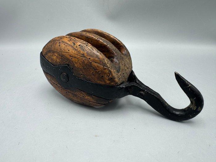 houten scheepskatrol met ijzeren haak – 19e eeuw -, Antiek en Kunst, Curiosa en Brocante