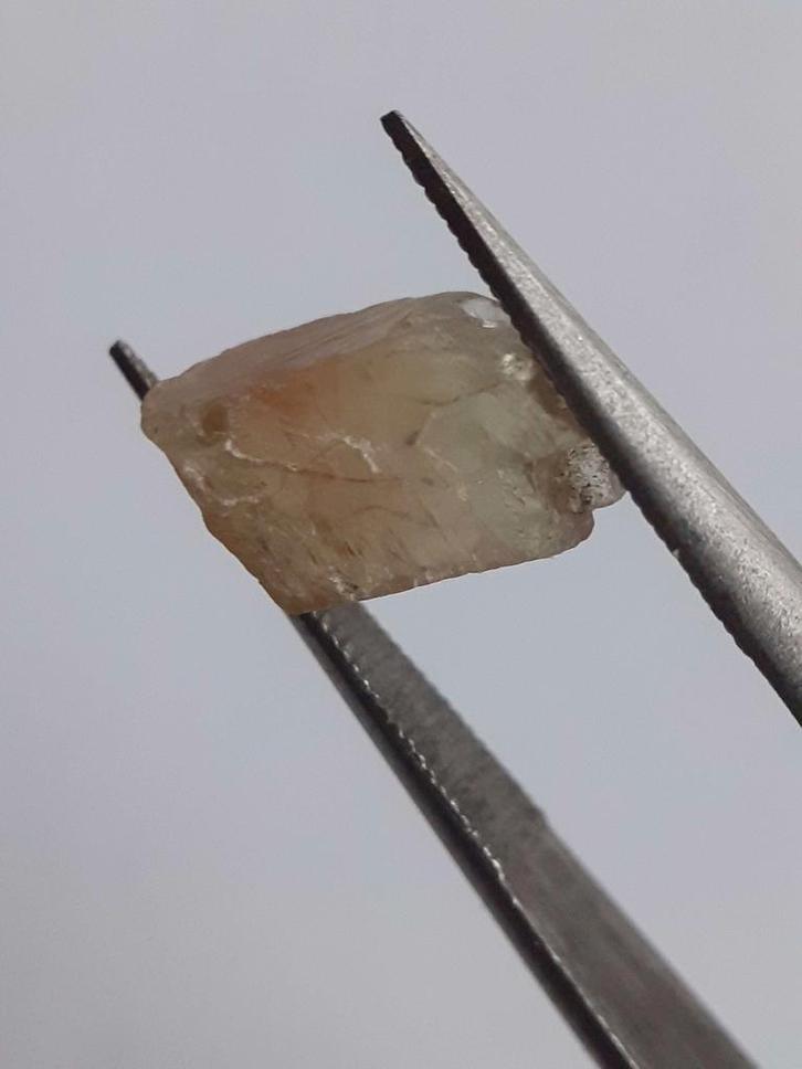 Natural orangey brown Apatite - 2.052 ct - Rough Gemstone fo, Collections, Minéraux & Fossiles, Envoi