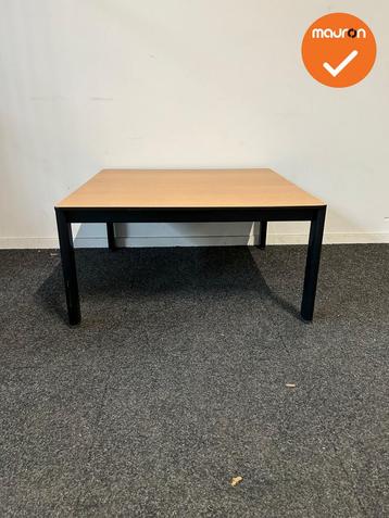 Ahrend Salontafel - 80x80x40 - Zwart onderstel -beuken blad beschikbaar voor biedingen