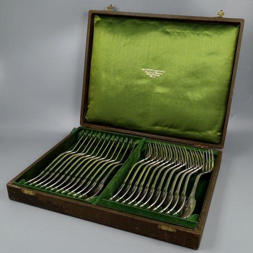 Christofle - model Delafosse (Louis XVI-stijl) - Ménagère à, Antiek en Kunst, Antiek | Meubels | Tafels