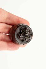 Un netsuke en bois de box japonais représentant Raijin